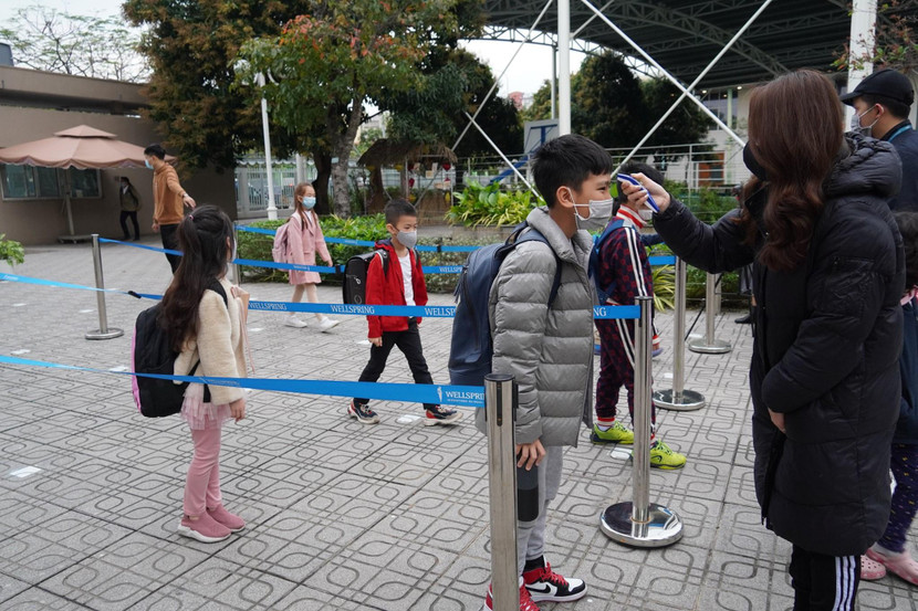 Trường Phổ thông song ngữ liên cấp WellSpring đảm bảo giãn cách từ cổng trường Trường Phổ thông song ngữ liên cấp WellSpring đảm bảo giãn cách từ cổng trường