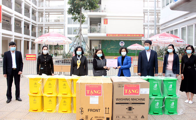 Nhiều người quan tâm tới điều kiện sinh hoạt của hơn 100 học sinh, giáo viên và phụ huynh đang cách ly tập trung tại trường tiểu học Xuân Phương, Nam Từ Liêm