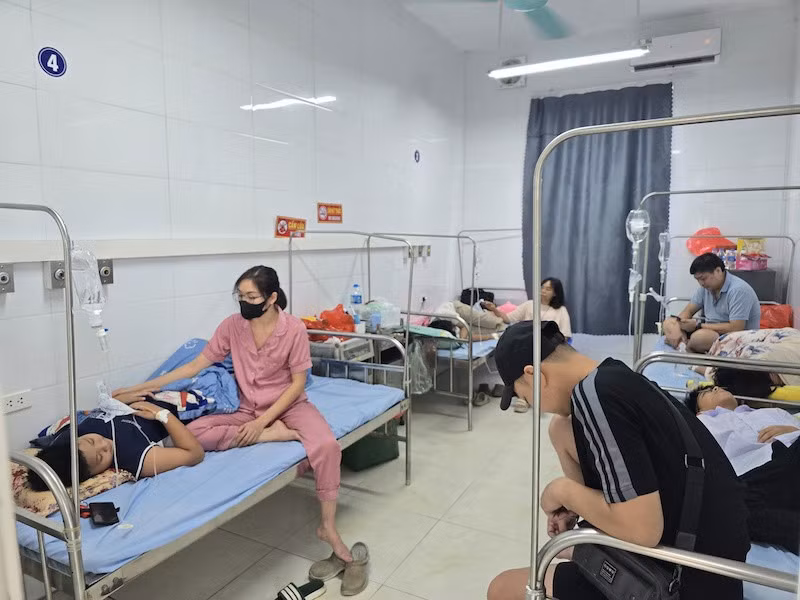 13 học sinh trường THCS Bình Minh, Thanh Oai có biểu hiện ngộ độc sau khi uống nước được tặng miễn phí ngoài cổng trường