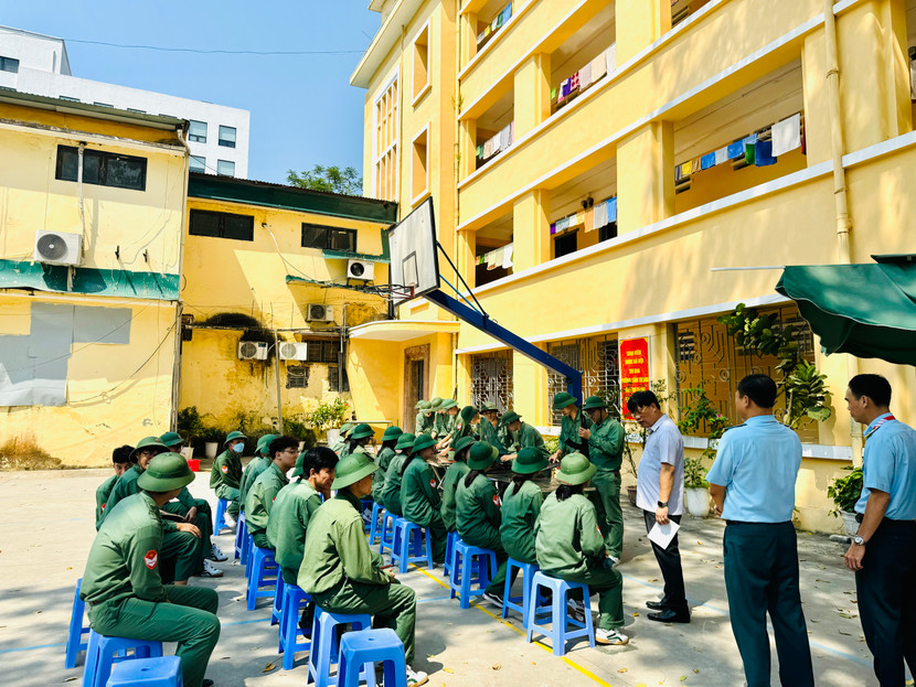 Nhà trường sẽ chỉ đạo kiểm tra, giám sát số lượng và chất lượng thực phẩm sử dụng theo tiêu chuẩn quy định và đảm bảo vệ sinh an toàn thực phẩm.