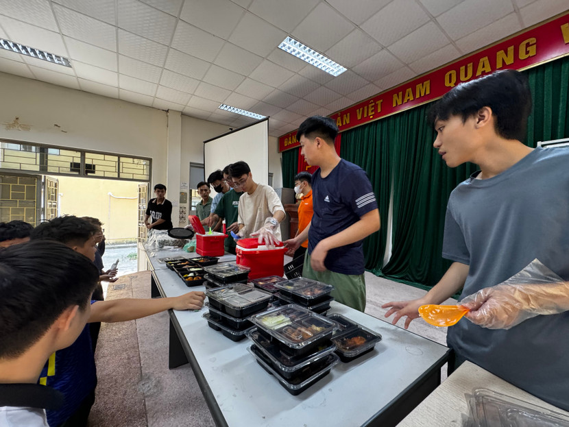 Hiện nhà ăn A15 được yêu cầu tạm dừng hoạt động. Bữa ăn của tân sinh viên sẽ được phục vụ tại nhà ăn cán bộ trường.