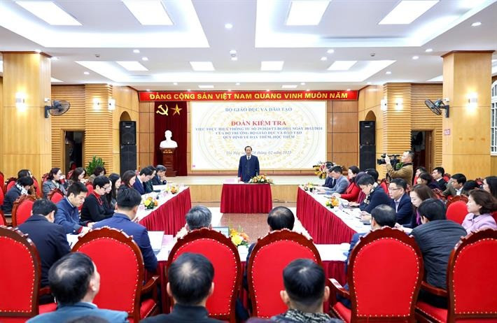 Bộ GD-ĐT đề nghị Hà Nội tăng cường quản lý dạy thêm bằng nhiều giải pháp như: tăng cường cơ sở vật chất, tiến tới giảm sĩ số, học sinh được học 2 buổi/ngày, 5 ngày/tuần...