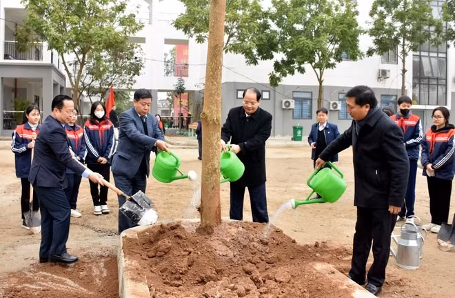Tết trồng cây trong các cơ sở giáo dục tạo không khí thi đua sôi nổi, phấn khởi, vui tươi trên toàn thành phố