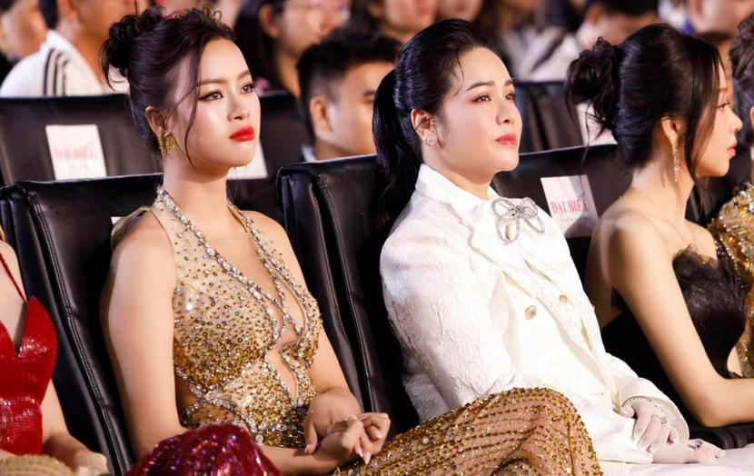 Công ty Sen Vàng cùng diễn viên Nhật Kim Anh, các hoa hậu, á hậu, nam vương, các nhãn hàng thân thiết cùng chung tay đóng góp hỗ trợ bà con vùng bão lũ với tổng số tiền 1.050.000.000 đồng. Trong đó, diễn viên Nhật Kim Anh đóng góp 500.000.000 đồng