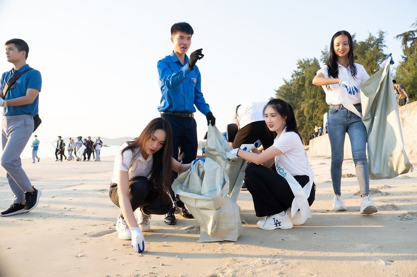 Các thí sinh Hoa hậu biển đảo Việt Nam tham gia nhặt rác trên bãi biển Cô Tô