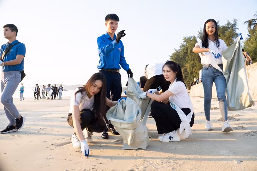 Các thí sinh Hoa hậu biển đảo Việt Nam tham gia nhặt rác trên bãi biển Cô Tô Các thí sinh Hoa hậu biển đảo Việt Nam tham gia nhặt rác trên bãi biển Cô Tô