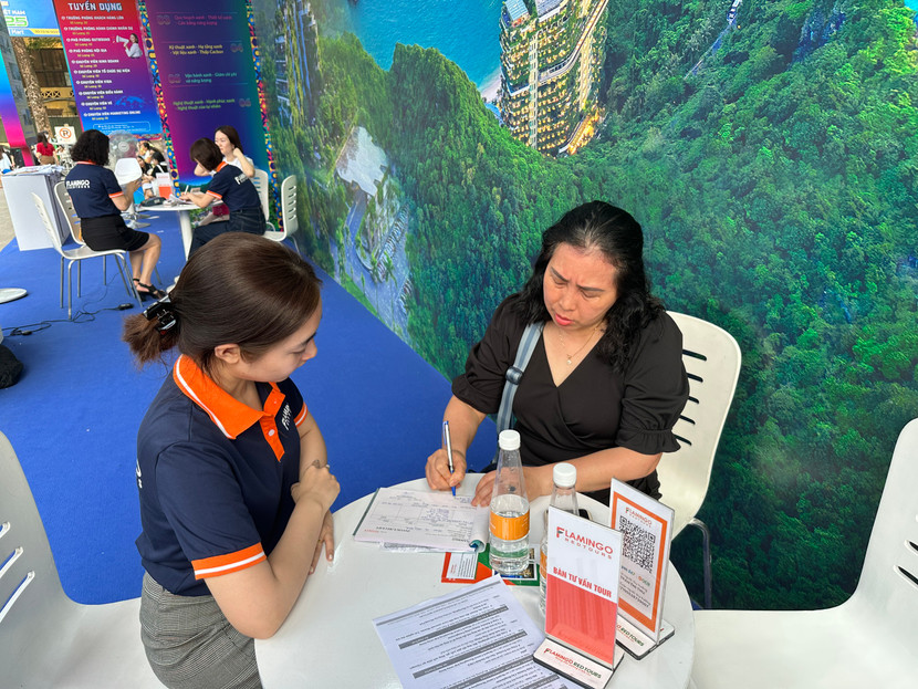 Nhân viên của Flamengo Redtour tư vấn cho du khách tại gian hàng trong Hội chợ du lịch quốc tế Hà Nội 2024 Nhân viên của Flamengo Redtour tư vấn cho du khách tại gian hàng trong Hội chợ du lịch quốc tế Hà Nội 2024