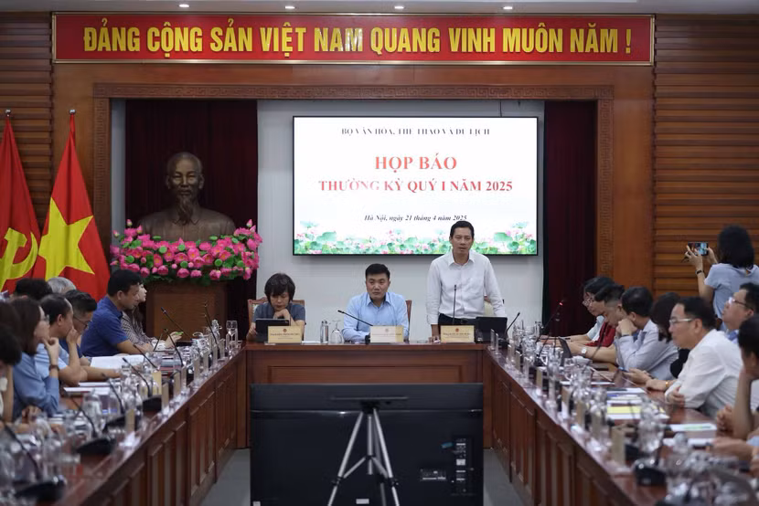 "Chúng ta có quy định cứng là các Nghị định và có những quy định mềm là Quy tắc ứng xử. Khán giả có thể tẩy chay, ko ủng hộ những nghệ sĩ ko ứng xử đúng chuẩn mực"- ông Lê Quang Tự Do nhấn mạnh