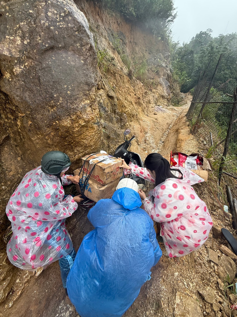 Do đường đi khó di chuyển vào Măng Priu tại huyện Nam Trà My, Ý Nhi và đoàn khảo sát phải di chuyển bằng xe máy để vào sâu trong làng. Có lúc, đoàn dừng lại giữa đường vì xe tắt máy, dẫn bộ vượt qua đoạn đường sạt lở. Do đường đi khó di chuyển vào Măng Priu tại huyện Nam Trà My, Ý Nhi và đoàn khảo sát phải di chuyển bằng xe máy để vào sâu trong làng. Có lúc, đoàn dừng lại giữa đường vì xe tắt máy, dẫn bộ vượt qua đoạn đường sạt lở.