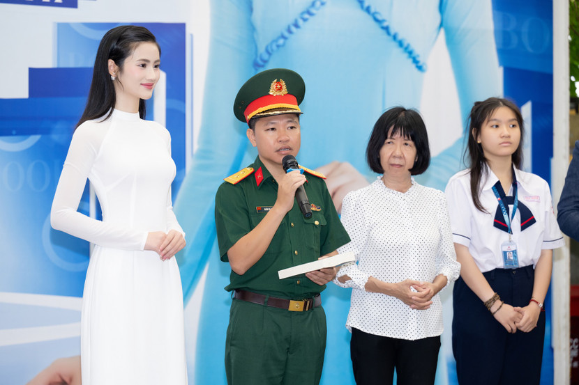 Trung tá Hoàng Bá Chức - Phó chủ nhiệm Chính trị Trung Đoàn Gia Định - chia sẻ ông cảm thấy dự án này có ý nghĩa với mục tiêu tích cực, hướng tới việc khơi dậy niềm vui đến trường, cũng như thói quen đọc sách của người Việt Nam Trung tá Hoàng Bá Chức - Phó chủ nhiệm Chính trị Trung Đoàn Gia Định - chia sẻ ông cảm thấy dự án này có ý nghĩa với mục tiêu tích cực, hướng tới việc khơi dậy niềm vui đến trường, cũng như thói quen đọc sách của người Việt Nam