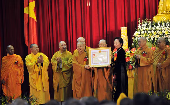 Phó Chủ tịch nước Nguyễn Thị Doan, trao Huân chương Hồ Chí Minh cho các vị chức sắc tôn giáo đại diện Giáo hội Phật giáo Việt Nam