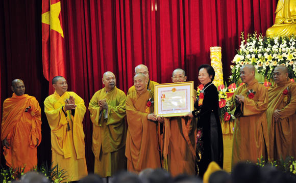 Phó Chủ tịch nước Nguyễn Thị Doan, trao Huân chương Hồ Chí Minh cho các vị chức sắc tôn giáo đại diện Giáo hội Phật giáo Việt Nam