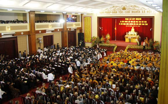 Phó Chủ tịch nước Nguyễn Thị Doan, trao Huân chương Hồ Chí Minh cho các vị chức sắc tôn giáo đại diện Giáo hội Phật giáo Việt Nam