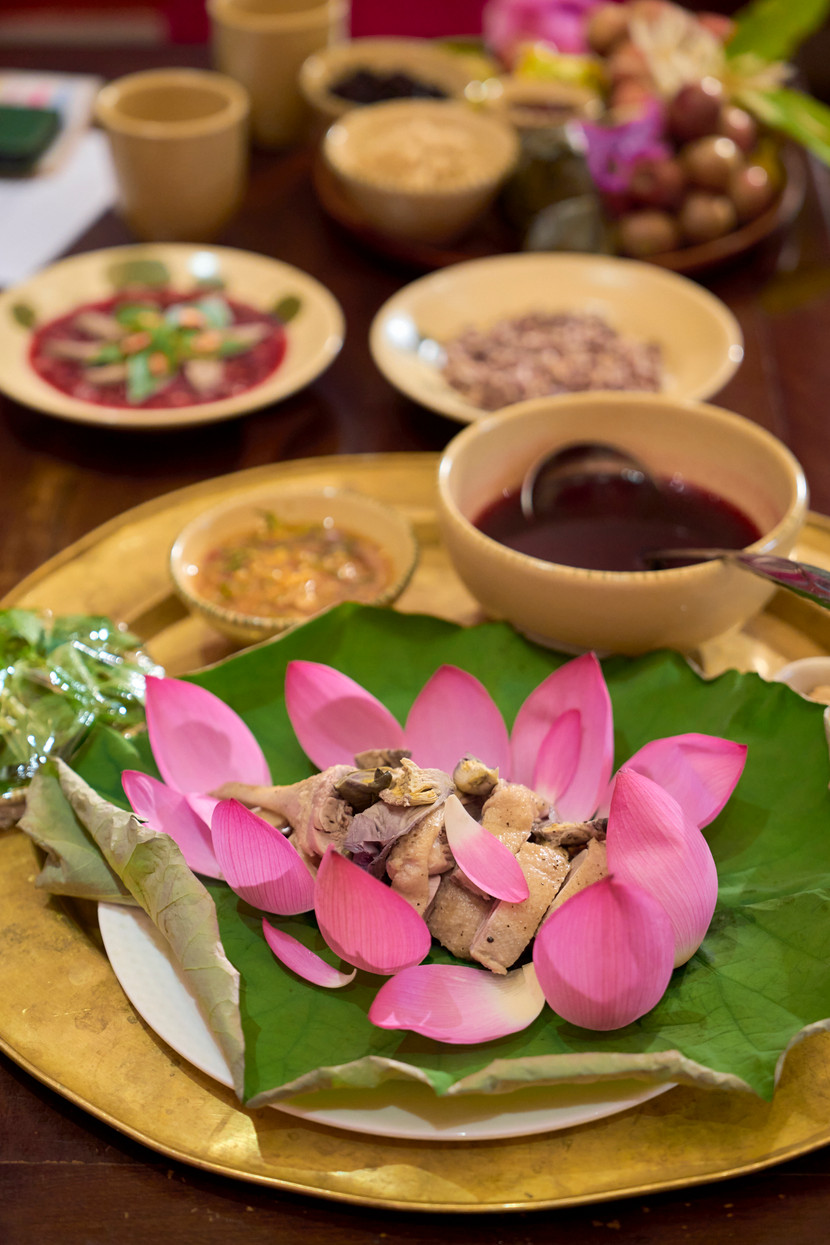 Món Liên áp được các đầu bếp Quán ăn Ngon thực hiện