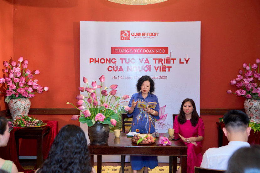 Nhà báo Vĩnh Quyên và chị Hạnh Phạm chia sẻ tại Workshop “Tết Đoan Ngọ: Phong tục và triết lý của người Việt”