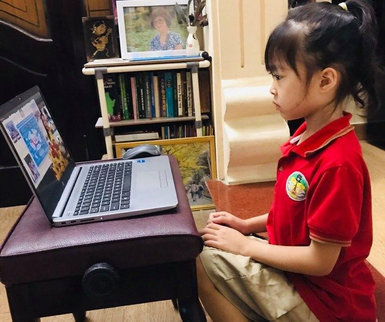 Nhiều lo ngại việc học trực tuyến kéo dài ảnh hưởng xấu đến tâm lý học sinh tiểu học