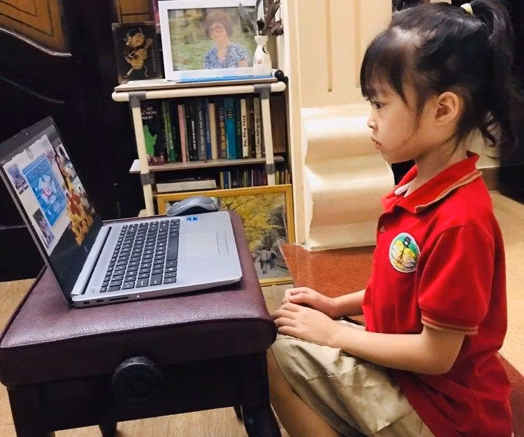 Nhiều lo ngại việc học trực tuyến kéo dài ảnh hưởng xấu đến tâm lý học sinh tiểu học