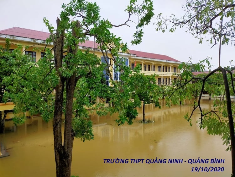 Ngôi trường khang trang cũng không tránh khỏi ảnh hưởng của đợt lũ lịch sử kéo dài tại nhiều tỉnh miền Trung