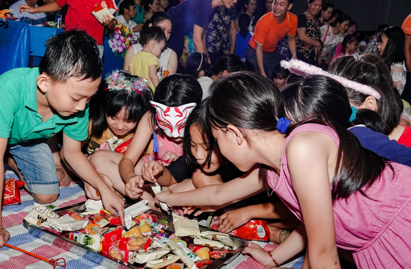 Trẻ em vẫn luôn mong muốn được tham gia các lễ hội đúng truyền thống Trẻ em vẫn luôn mong muốn được tham gia các lễ hội đúng truyền thống