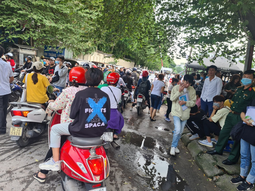 Ùn tắc cổng vào ĐH Thăng Long sáng 6/10 vì người nhà và thí sinh xếp hàng nộp hồ sơ xét tuyển bổ sung Ùn tắc cổng vào ĐH Thăng Long sáng 6/10 vì người nhà và thí sinh xếp hàng nộp hồ sơ xét tuyển bổ sung