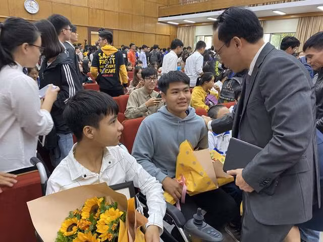 Nguyễn Tất Minh và Ngô Văn Hiếu được biết đến với tình bạn đặc biệt, vượt khó học giỏi suốt 10 năm qua