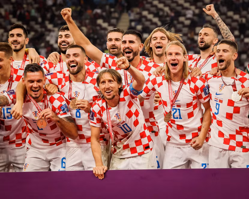 Modric và đồng đội ăn mừng tấm HCĐ thế giới