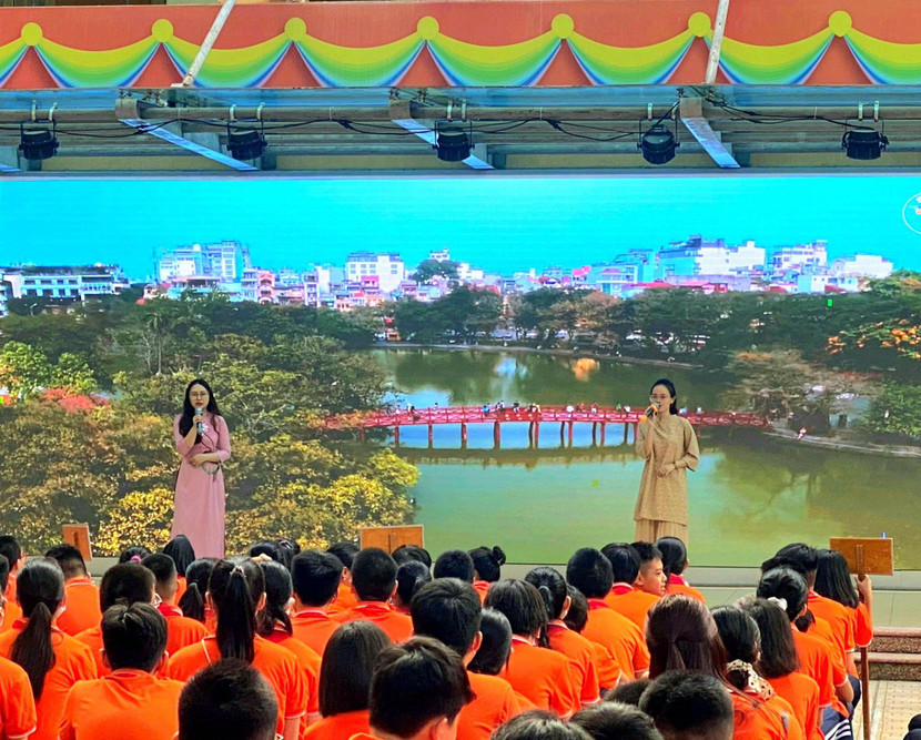 Học sinh THCS Nguyễn Trãi được chiêm ngưỡng những di tích lịch sử của Thủ đô như: Cầu Long Biên, Văn Miếu - Quốc Tử Giám, Hoàng thành Thăng Long… qua màn hình LED