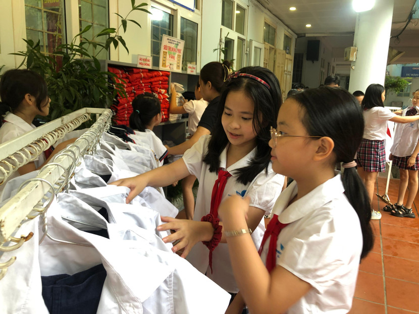 Siêu thị đồng phục 0 đồng của trường tiểu học Nguyễn Tri Phương, Ba Đình hoạt động hàng ngày vào giờ tan học