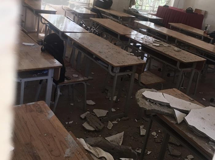 Mảng vữa hơn 2m vuông rơi xuống một lớp học tại trường THPT Quang Minh, huyện Mê Linh khiến hai học sinh bị thương