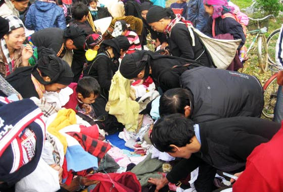 Việc tổ chức trao quà cho bà con được chuẩn bị chu đáo - mỗi phần quà đều mang theo cả sự sẻ chia, đồng cảm với thiếu thốn của bà con xã Tân Quang, huyện Bắc Quang Đại đức Thích Minh Huân và các phật tử ân cần thăm hỏi, trao những phần quà ý nghĩa tới tận tay những người dân nghèo thôn Tân Tiến Bà con nghèo hồ hởi lựa chọn những tấm áo ấm đoàn công tác xã hội từ thiện mang tới Việc tổ chức trao quà cho bà con được chuẩn bị chu đáo - mỗi phần quà đều mang theo cả sự sẻ chia, đồng cảm với thiếu thốn của bà con xã Tân Quang, huyện Bắc Quang Đại đức Thích Minh Huân và các phật tử ân cần thăm hỏi, trao những phần quà ý nghĩa tới tận tay những người dân nghèo thôn Tân Tiến Bà con nghèo hồ hởi lựa chọn những tấm áo ấm đoàn công tác xã hội từ thiện mang tới