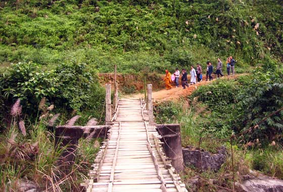 Đại đức Thích Minh Huân cùng đoàn phật tử băng đèo, vượt suốt tới tận những hộ nghèo để thăm hỏi và trao quà Đại đức Thích Minh Huân cùng đoàn phật tử băng đèo, vượt suốt tới tận những hộ nghèo để thăm hỏi và trao quà