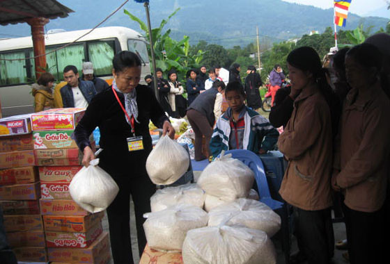 Việc tổ chức trao quà cho bà con được chuẩn bị chu đáo - mỗi phần quà đều mang theo cả sự sẻ chia, đồng cảm với thiếu thốn của bà con xã Tân Quang, huyện Bắc Quang Đại đức Thích Minh Huân và các phật tử ân cần thăm hỏi, trao những phần quà ý nghĩa tới tận tay những người dân nghèo thôn Tân Tiến Bà con nghèo hồ hởi lựa chọn những tấm áo ấm đoàn công tác xã hội từ thiện mang tới Việc tổ chức trao quà cho bà con được chuẩn bị chu đáo - mỗi phần quà đều mang theo cả sự sẻ chia, đồng cảm với thiếu thốn của bà con xã Tân Quang, huyện Bắc Quang Đại đức Thích Minh Huân và các phật tử ân cần thăm hỏi, trao những phần quà ý nghĩa tới tận tay những người dân nghèo thôn Tân Tiến Bà con nghèo hồ hởi lựa chọn những tấm áo ấm đoàn công tác xã hội từ thiện mang tới