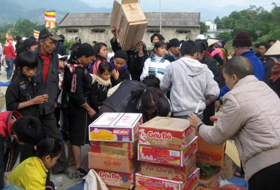 Việc tổ chức trao quà cho bà con được chuẩn bị chu đáo - mỗi phần quà đều mang theo cả sự sẻ chia, đồng cảm với thiếu thốn của bà con xã Tân Quang, huyện Bắc Quang Đại đức Thích Minh Huân và các phật tử ân cần thăm hỏi, trao những phần quà ý nghĩa tới tận tay những người dân nghèo thôn Tân Tiến Bà con nghèo hồ hởi lựa chọn những tấm áo ấm đoàn công tác xã hội từ thiện mang tới Việc tổ chức trao quà cho bà con được chuẩn bị chu đáo - mỗi phần quà đều mang theo cả sự sẻ chia, đồng cảm với thiếu thốn của bà con xã Tân Quang, huyện Bắc Quang Đại đức Thích Minh Huân và các phật tử ân cần thăm hỏi, trao những phần quà ý nghĩa tới tận tay những người dân nghèo thôn Tân Tiến Bà con nghèo hồ hởi lựa chọn những tấm áo ấm đoàn công tác xã hội từ thiện mang tới