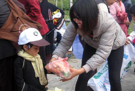 Việc tổ chức trao quà cho bà con được chuẩn bị chu đáo - mỗi phần quà đều mang theo cả sự sẻ chia, đồng cảm với thiếu thốn của bà con xã Tân Quang, huyện Bắc Quang Đại đức Thích Minh Huân và các phật tử ân cần thăm hỏi, trao những phần quà ý nghĩa tới tận tay những người dân nghèo thôn Tân Tiến Bà con nghèo hồ hởi lựa chọn những tấm áo ấm đoàn công tác xã hội từ thiện mang tới Việc tổ chức trao quà cho bà con được chuẩn bị chu đáo - mỗi phần quà đều mang theo cả sự sẻ chia, đồng cảm với thiếu thốn của bà con xã Tân Quang, huyện Bắc Quang Đại đức Thích Minh Huân và các phật tử ân cần thăm hỏi, trao những phần quà ý nghĩa tới tận tay những người dân nghèo thôn Tân Tiến Bà con nghèo hồ hởi lựa chọn những tấm áo ấm đoàn công tác xã hội từ thiện mang tới