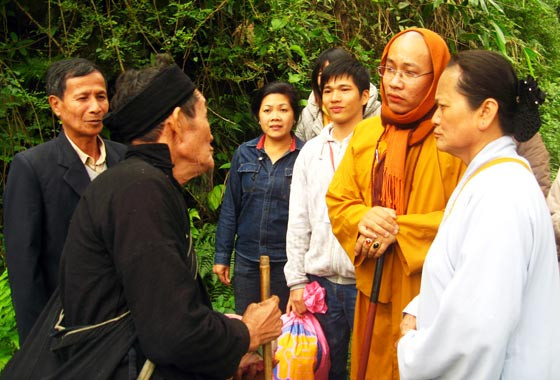 Việc tổ chức trao quà cho bà con được chuẩn bị chu đáo - mỗi phần quà đều mang theo cả sự sẻ chia, đồng cảm với thiếu thốn của bà con xã Tân Quang, huyện Bắc Quang Đại đức Thích Minh Huân và các phật tử ân cần thăm hỏi, trao những phần quà ý nghĩa tới tận tay những người dân nghèo thôn Tân Tiến Bà con nghèo hồ hởi lựa chọn những tấm áo ấm đoàn công tác xã hội từ thiện mang tới Việc tổ chức trao quà cho bà con được chuẩn bị chu đáo - mỗi phần quà đều mang theo cả sự sẻ chia, đồng cảm với thiếu thốn của bà con xã Tân Quang, huyện Bắc Quang Đại đức Thích Minh Huân và các phật tử ân cần thăm hỏi, trao những phần quà ý nghĩa tới tận tay những người dân nghèo thôn Tân Tiến Bà con nghèo hồ hởi lựa chọn những tấm áo ấm đoàn công tác xã hội từ thiện mang tới