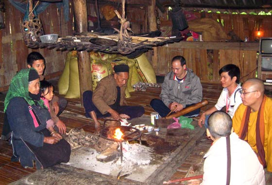 Đại đức Thích Minh Huân cùng đoàn phật tử băng đèo, vượt suốt tới tận những hộ nghèo để thăm hỏi và trao quà Đại đức Thích Minh Huân cùng đoàn phật tử băng đèo, vượt suốt tới tận những hộ nghèo để thăm hỏi và trao quà