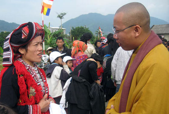 Việc tổ chức trao quà cho bà con được chuẩn bị chu đáo - mỗi phần quà đều mang theo cả sự sẻ chia, đồng cảm với thiếu thốn của bà con xã Tân Quang, huyện Bắc Quang Đại đức Thích Minh Huân và các phật tử ân cần thăm hỏi, trao những phần quà ý nghĩa tới tận tay những người dân nghèo thôn Tân Tiến Bà con nghèo hồ hởi lựa chọn những tấm áo ấm đoàn công tác xã hội từ thiện mang tới Việc tổ chức trao quà cho bà con được chuẩn bị chu đáo - mỗi phần quà đều mang theo cả sự sẻ chia, đồng cảm với thiếu thốn của bà con xã Tân Quang, huyện Bắc Quang Đại đức Thích Minh Huân và các phật tử ân cần thăm hỏi, trao những phần quà ý nghĩa tới tận tay những người dân nghèo thôn Tân Tiến Bà con nghèo hồ hởi lựa chọn những tấm áo ấm đoàn công tác xã hội từ thiện mang tới