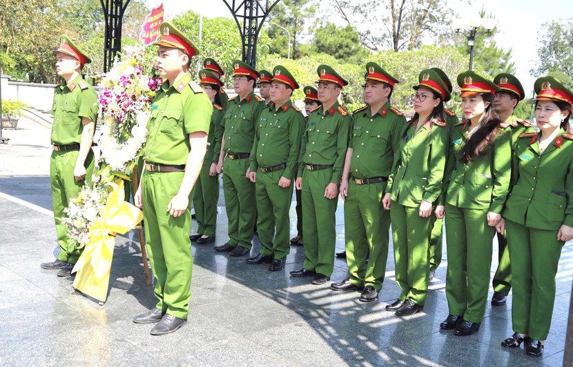 Chương trình có sự tham gia đại diện lãnh đạo đơn vị, Đoàn Thanh niên, Hội Phụ nữ, Công đoàn và 19 gương điển hình tiên tiến trong phong trào thi đua Vì an ninh Tổ quốc giai đoạn 2020-2025 do đồng chí Đại tá Chu Bình Thuận, Phó Chánh Văn phòng Cơ quan cảnh sát điều tra Bộ Công An làm trưởng đoàn