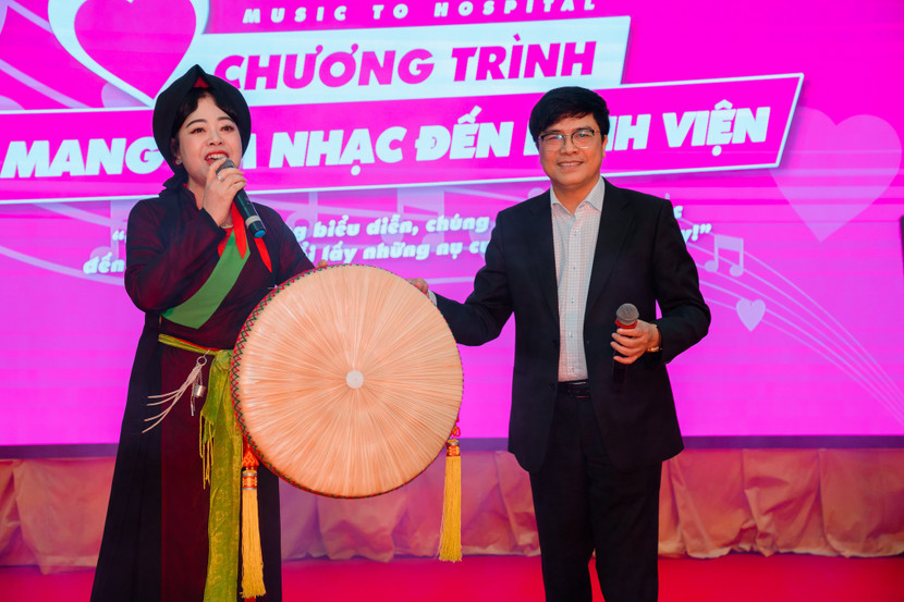 PGS.TS Nguyễn Tuấn Hưng – Phó vụ trưởng Vụ Tổ chức cán bộ Bộ Y tế, Phó trưởng ban thường trực Ban chỉ đạo công tác thanh niên ngành Y tế và nghệ sĩ Thuý Hường PGS.TS Nguyễn Tuấn Hưng – Phó vụ trưởng Vụ Tổ chức cán bộ Bộ Y tế, Phó trưởng ban thường trực Ban chỉ đạo công tác thanh niên ngành Y tế và nghệ sĩ Thuý Hường