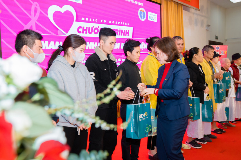 30 phần quà của của Ngân hàng TMCP Đầu tư và Phát triển Việt Nam (BIDV) đã được trao tận tay tới các bệnh nhân có hoàn cảnh khó khăn 30 phần quà của của Ngân hàng TMCP Đầu tư và Phát triển Việt Nam (BIDV) đã được trao tận tay tới các bệnh nhân có hoàn cảnh khó khăn