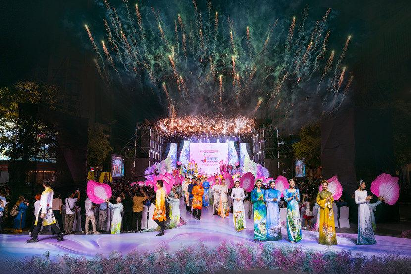 Lễ hội Áo dài TP.HCM là sự kiện văn hóa – du lịch thường niên do UBND TP.HCM tổ chức với mục tiêu bảo tồn và phát huy giá trị truyền thống của tà áo dài Việt Nam. Năm 2025, sự kiện diễn ra từ ngày 7-9/11, hướng tới kỷ niệm 50 năm Ngày Giải phóng miền Nam, thống nhất đất nước (30/4/1975-30/4/2025)