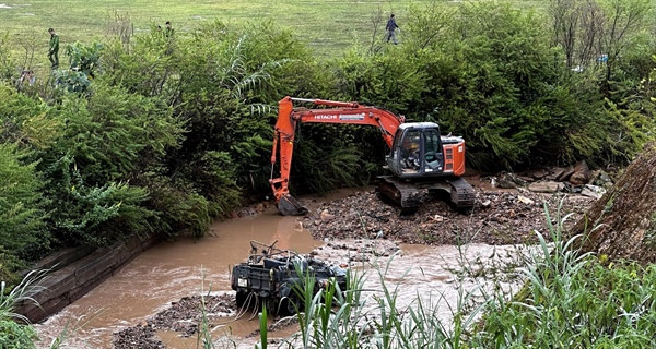 Xe jeep bị lũ cuốn trôi tại Khu Du lịch Làng Cù Lần khiến 4 du khách người nước ngoài tử vong và 1 người bị thương Xe jeep bị lũ cuốn trôi tại Khu Du lịch Làng Cù Lần khiến 4 du khách người nước ngoài tử vong và 1 người bị thương