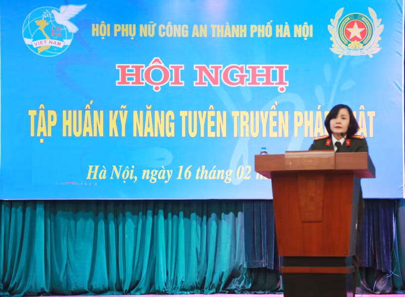 Thượng tá Dương Thị Thanh Huyền, Phó Chủ tịch Hội Phụ nữ CATP Hà Nội phát biểu khai mạc lớp tập huấn