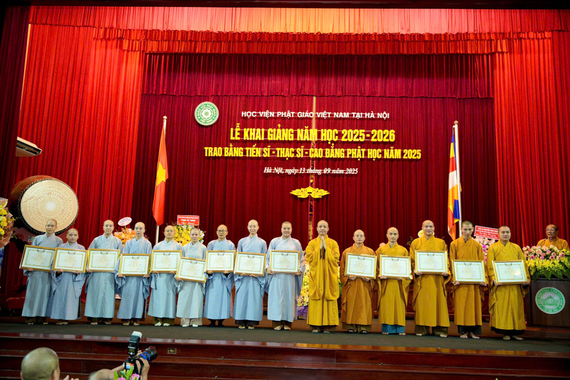 Học viện Phật giáo Việt Nam tại Hà Nội đã trao bằng cho các học viên Học viện Phật giáo Việt Nam tại Hà Nội đã trao bằng cho các học viên