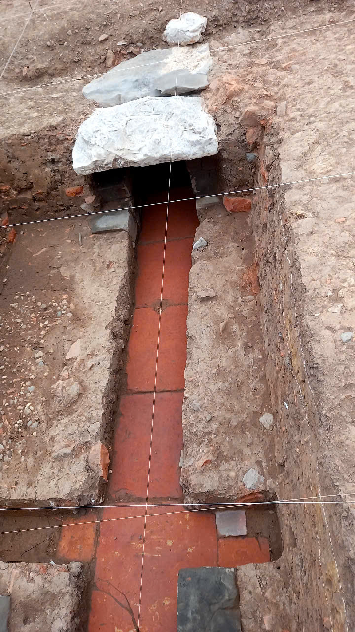 Đường thoát nước nằm dưới đường Ngự đạo phía Bắc Đoan Môn (ảnh: Thế Dũng) Đường thoát nước nằm dưới đường Ngự đạo phía Bắc Đoan Môn (ảnh: Thế Dũng)