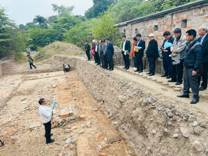 PGS.TS Tống Trung Tín (trái) báo cáo kết quả khai quật năm 2024 tại Hoàng Thành Thăng Long (ảnh: Hoàng Quyên) PGS.TS Tống Trung Tín (trái) báo cáo kết quả khai quật năm 2024 tại Hoàng Thành Thăng Long (ảnh: Hoàng Quyên)