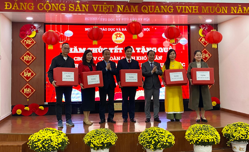 Giám đốc Sở GD-ĐT Hà Nội Trần Thế Cương tặng quà Tết tới 170 giáo viên và nhân viên khó khăn của 5 trường