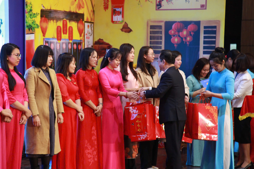 Giám đốc Sở GD-ĐT Hà Nội tặng quà cho các thầy cô nhân dịp Tết Nguyên đán