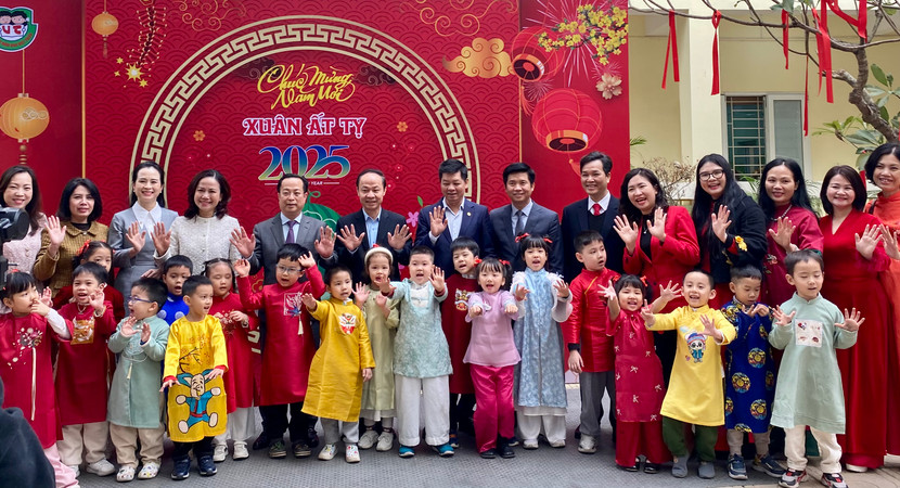 Ban Giám đốc Sở GD-ĐT Hà Nội chung vui không khí đón Tết Nguyên đán với thầy trò trường MN Việt - Triều Hữu nghị