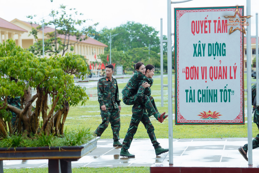 Minh Tú xung phong cõng Lan Ngọc xuống nhà ăn, mặc dù “quá trình” không được… thuận lợi cho lắm. Minh Tú xung phong cõng Lan Ngọc xuống nhà ăn, mặc dù “quá trình” không được… thuận lợi cho lắm.